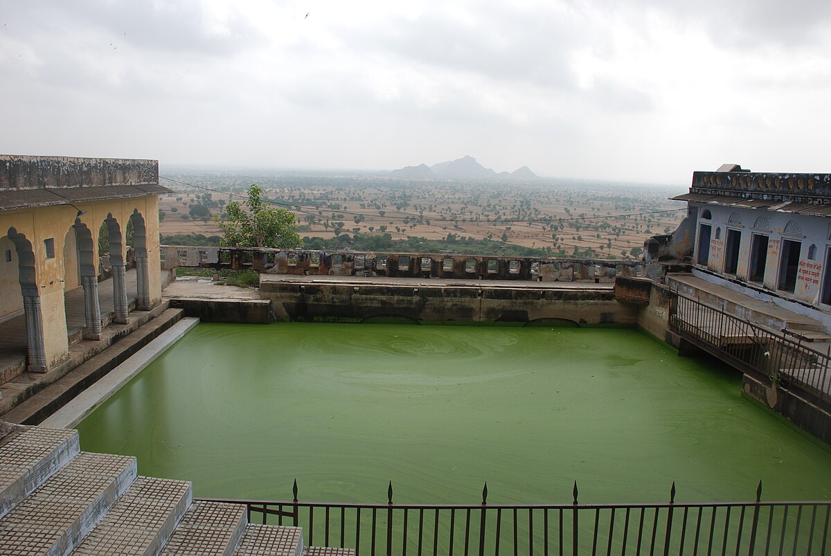 4'Shiv_Kund'_water_reservoir_at_'Dhosi_Hill'